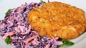 Červený Coleslaw s řízky na jižanský způsob