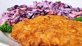 Červený Coleslaw s řízky na jižanský způsob