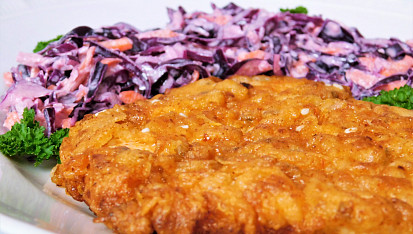 Červený Coleslaw s řízky na jižanský způsob