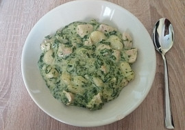 Gnocchi s kuřecím masem, špenátem a sýrovo-smetanovou omáčkou