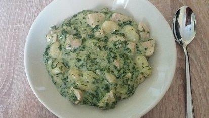 Gnocchi s kuřecím masem, špenátem a sýrovo-smetanovou omáčkou