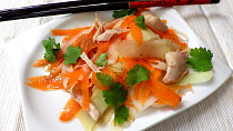 Kedlubnovo-mrkvový salát s kuřecím  masem