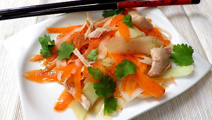 Kedlubnovo-mrkvový salát s kuřecím  masem
