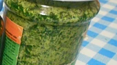 Máslo s medvědím česnekem, Změklé máslo, pomletý medvědí česnek, soli maličko