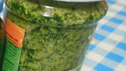 Máslo s medvědím česnekem, Změklé máslo, pomletý medvědí česnek, soli maličko