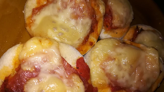 Minipizzy s olomouckými syrečky z domácí pekárny