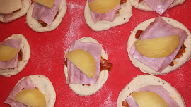 Minipizzy s olomouckými syrečky z domácí pekárny
