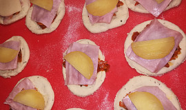 Minipizzy s olomouckými syrečky z domácí pekárny