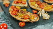 Pan con Tomate, čili konfitovaný česnek s pečenými rajčaty