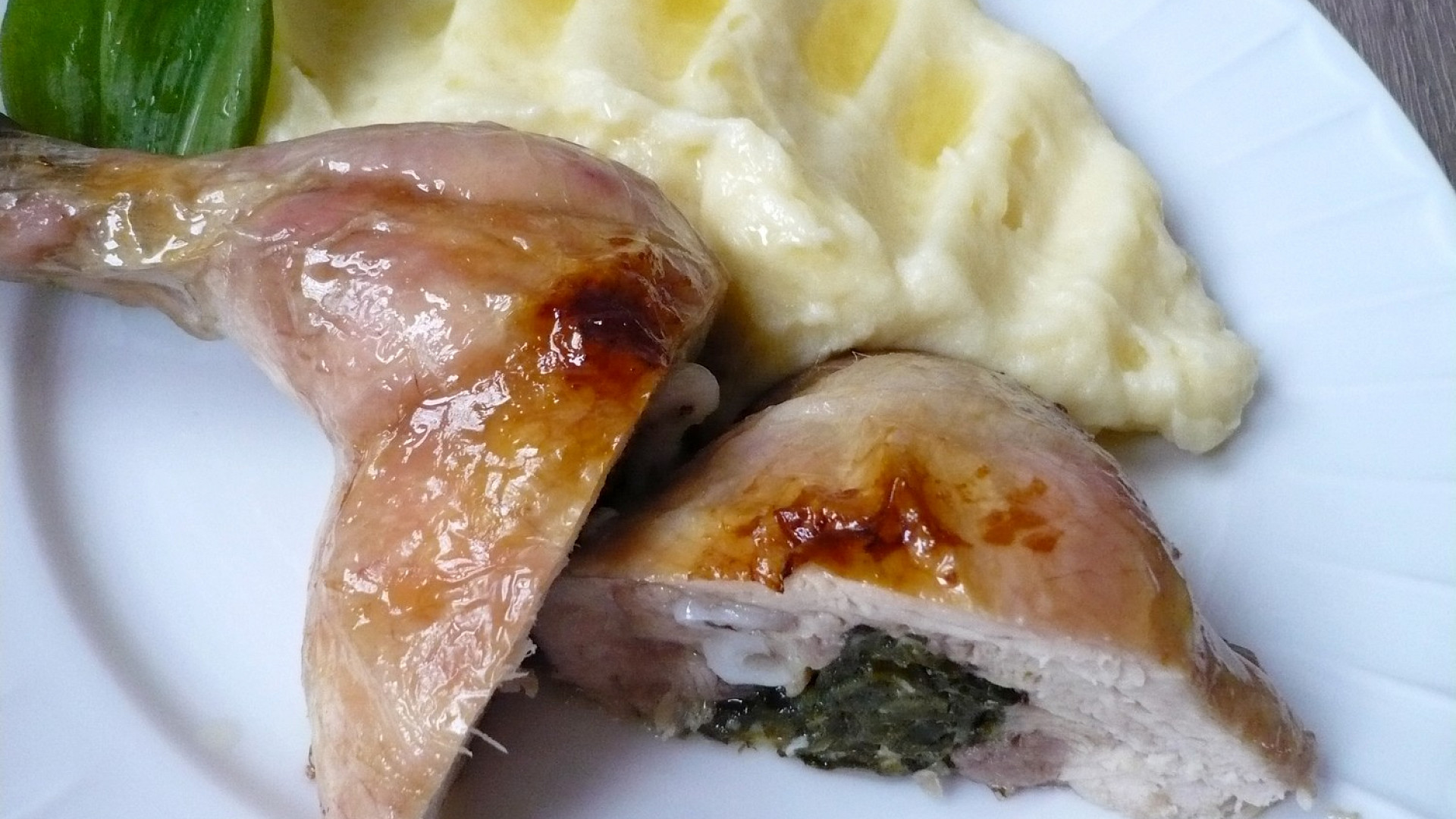 Pečená kuřecí stehna plněná medvědím česnekem a sýrem