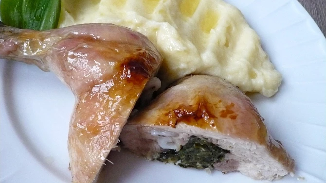 Pečená kuřecí stehna plněná medvědím česnekem a sýrem