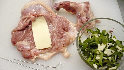 Pečená kuřecí stehna plněná medvědím česnekem a sýrem