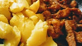 Rychlé a snadné vepřové nudličky - fofr večeře, Na pánev jsem dala přihřát i brambory.
