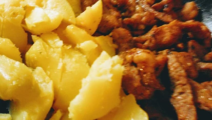 Rychlé a snadné vepřové nudličky - fofr večeře, Na pánev jsem dala přihřát i brambory.