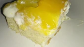 Rychlý piškot se smetanou a broskvovým želé