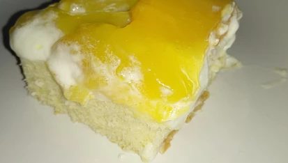 Rychlý piškot se smetanou a broskvovým želé