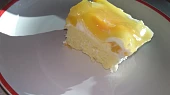 Rychlý piškot se smetanou a broskvovým želé
