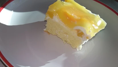 Rychlý piškot se smetanou a broskvovým želé