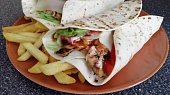 Tortilla s kuřecím a zeleninou
