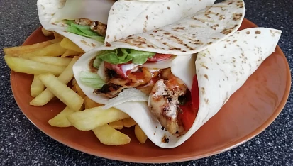 Tortilla s kuřecím a zeleninou