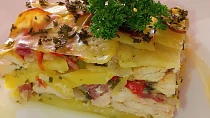Zapečené bylinkové brambory s kuřecím masem
