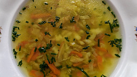 Zeleninovo- rýžová polévka v drůbežím vývaru