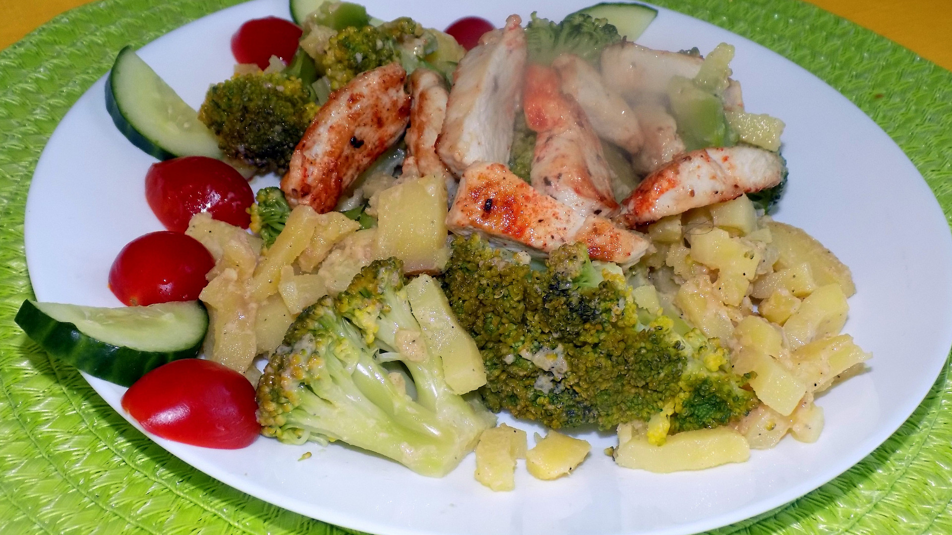 Brokolicovo-bramborový salát s kuřecím masem