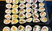 Domácí Maki Sushi, Varianty např. s lososem, avokádem, tuňákem, okurkou, rukolou... Fantazii se meze nekladou :) !