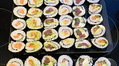 Domácí Maki Sushi, Varianty např. s lososem, avokádem, tuňákem, okurkou, rukolou... Fantazii se meze nekladou :) !