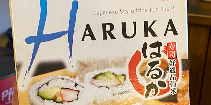 Pro přípravu rýže potřebujete speciální rýži na Sushi. Já používám rýži Haruka.