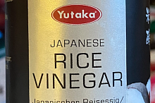 Dále pak japonský rýžový ocet. Existuje více variant. Dokonce se dá koupit i již hotový nálev. 