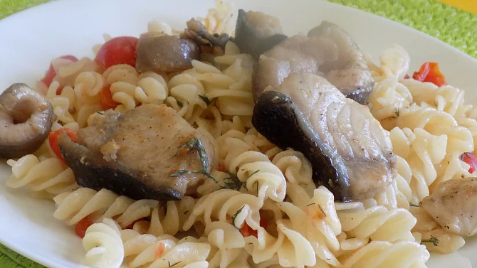 Fusilli se sumečkem a rajčaty
