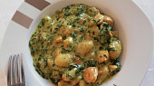 Gnocchi s kuřecím masem na kari, smetanou a listovým špenátem