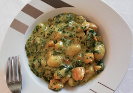 Gnocchi s kuřecím masem na kari, smetanou a listovým špenátem