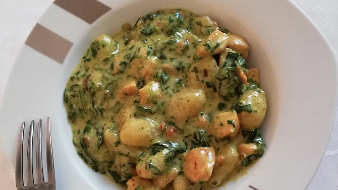 Gnocchi s kuřecím masem na kari, smetanou a listovým špenátem