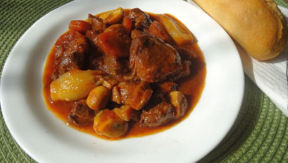 Hovězí kližka po burgundsku z trouby