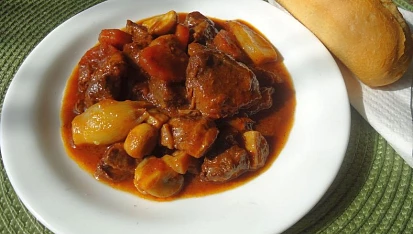 Hovězí kližka po burgundsku z trouby