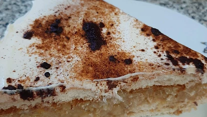Jablečný  lahodný moučník s banány a brusinkami, zdobený  zakysanou smetanou