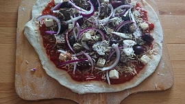 Jehněčí pizza na grilu