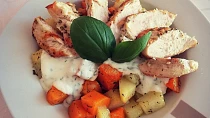 Kuřecí prsa s bramborami, dýní a bylinkovým jogurtem