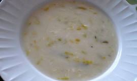 Pórková mléčná polévka s vejcem