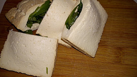 Uzené tofu plněné medvědím česnekem