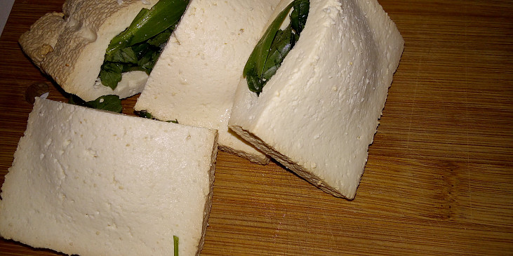 Uzené tofu plněné medvědím česnekem