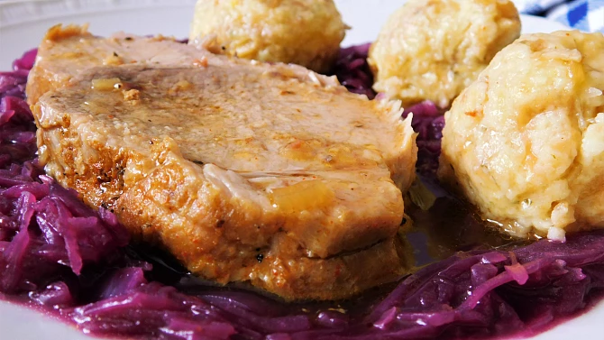 Vepřová plec pečená na pivu s brusinkovým zelím