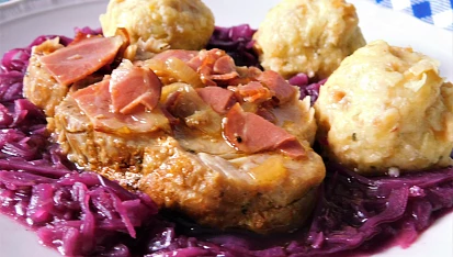 Vepřová plec pečená na pivu s brusinkovým zelím