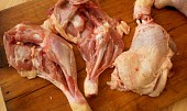 Falešný "španělský ptáček" z drůbežích kousků, maso ostrým nožem opatrně po obou stranách obřízneme od kosti