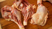 Falešný "španělský ptáček" z drůbežích kousků, maso ostrým nožem opatrně po obou stranách obřízneme od kosti
