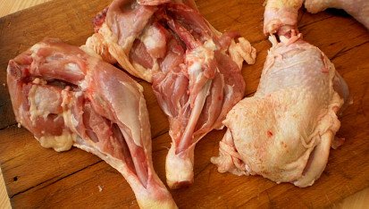 Falešný "španělský ptáček" z drůbežích kousků, maso ostrým nožem opatrně po obou stranách obřízneme od kosti
