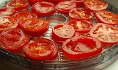 Sušená rajčata v olejové lázni (před sušením)