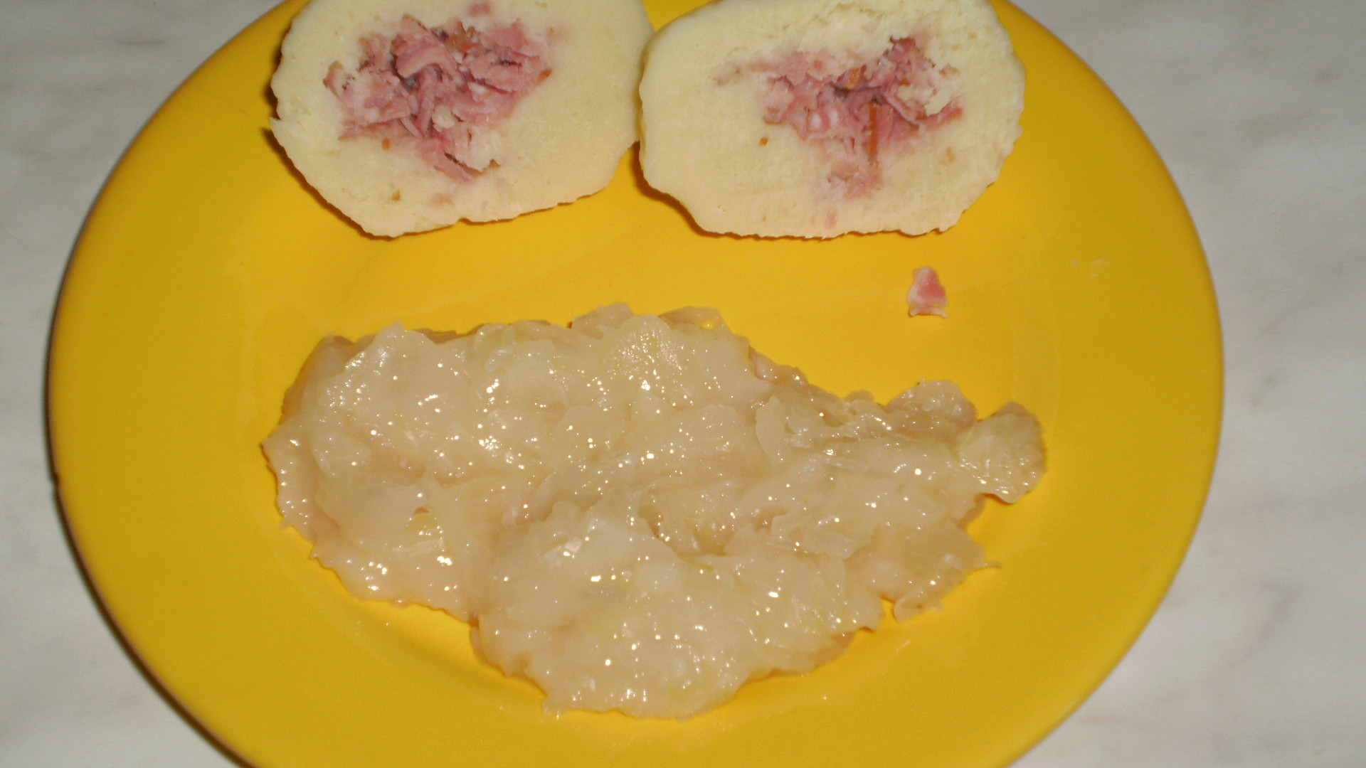 Bramborové knedlíky (z bramborové kaše) plněné uzenou krkovicí